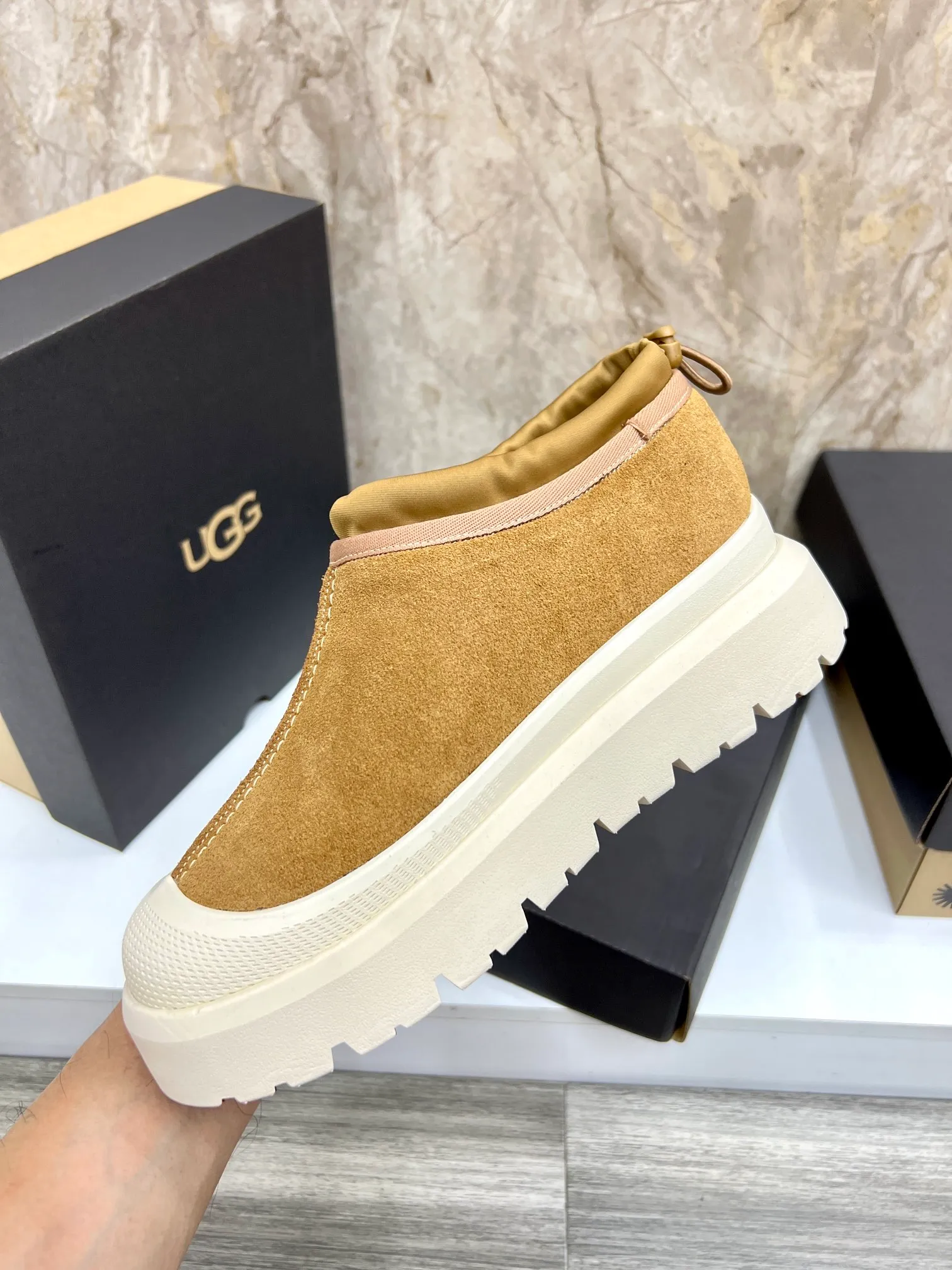 Men's men's shoes💰: 💰540💰Couple model👫 UGG Tasman Weather Hybrid one-second snow boots👢 Wang Yibo's same 👏 classic Tasman shoe is designed with environmentally friendly waterproof and snowproof material, which is both fashionable and functional. At the same time, it is paired with the new UGG Keen furry color-blocked jacket. Bright orange and maroon collide to create a new light outdoor style and open up a new travel experience in early autumn! Using the best materials, the 17mm fur-integrated surface is warmer and more breathable, and the outsole is upgraded to a lightweight and wear-resistant light wing technology outsole! Size: Women’s size 35-40 / Men’s size 38–44 (45 customized) Official website color